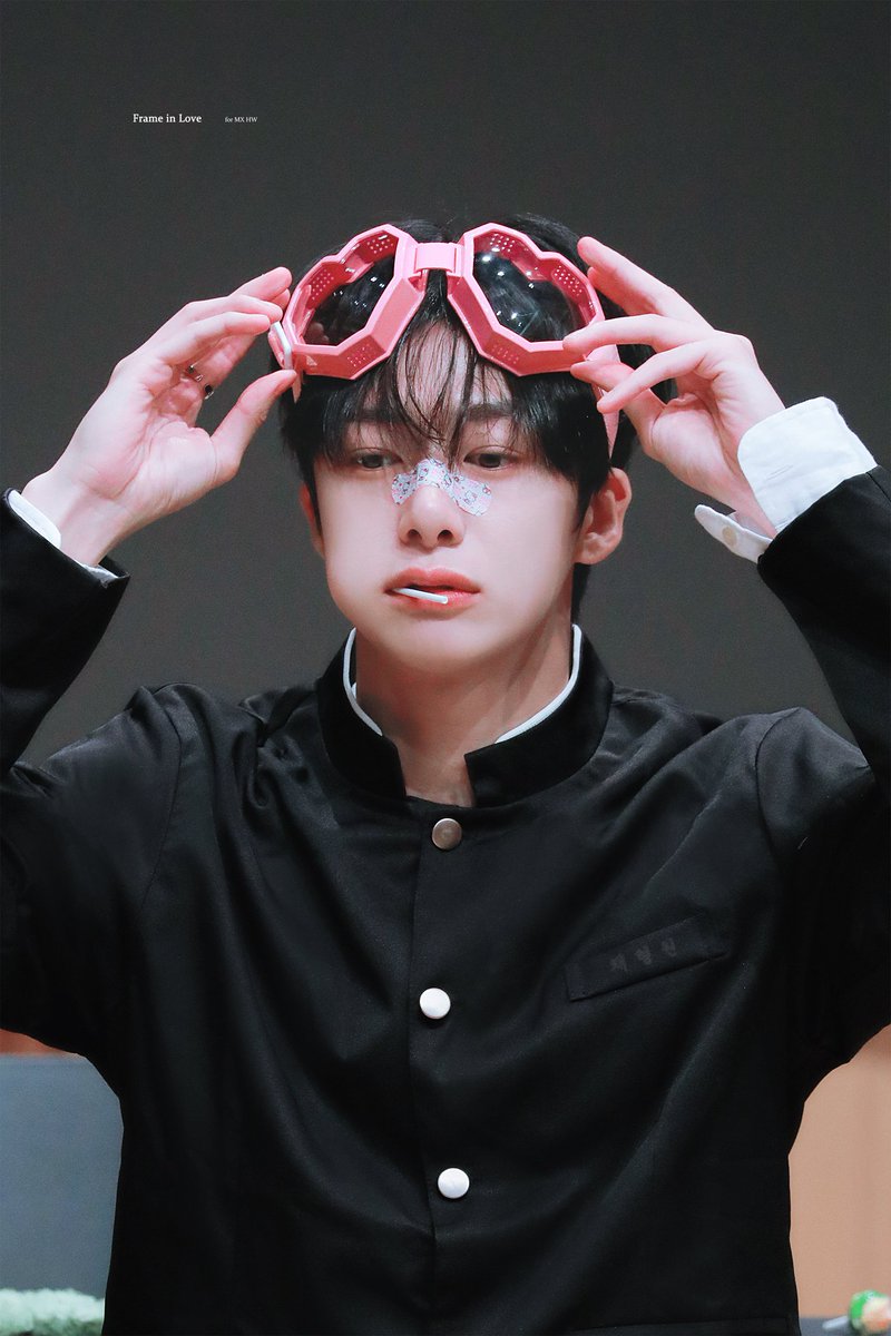 작년 오늘 채형원 필살기템 풀착장한 날이래 . . . 🧎‍♂️🧎‍♂️🧎‍♂️
가쿠란 입고 하트고글 쓰고 막대사탕 물기를 한 번에 해주다