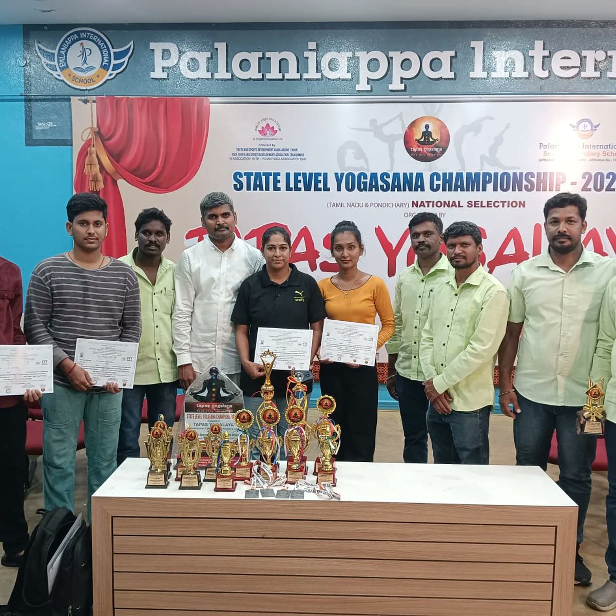 sahsvmrfsalem's tweet photo. Best yoga master award Dr jayabharathi received shield 

Best college  of yoga award 
received trophy 

Around 1800 participants in all the age groups  in state level yogasana champion ship - 2024

#yoga #YogasanaChampionship #StateLevelCompetition #won #prizewinner https://t.co/OglhzsdqE7