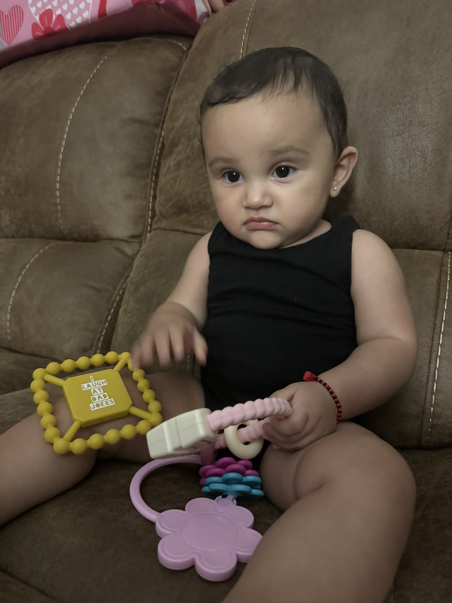 slaysammyy's tweet image. lilmamas rockin her new bracelet that glamma blessed her with 😍😍📿#alwaysprotected