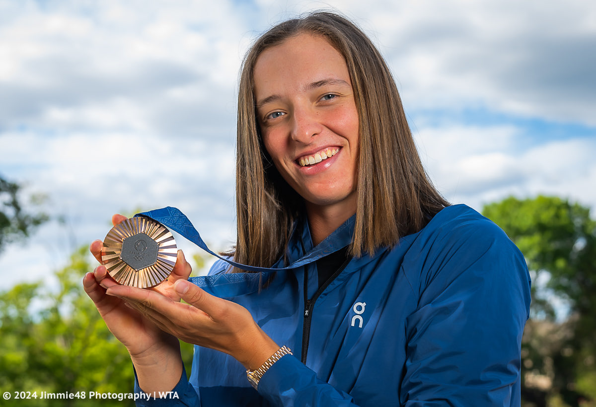 JJlovesTennis's tweet photo. Shining in Cincinnati 🤩

@iga_swiatek and her Olympic Bronze Medal https://t.co/emWc3dp6W5