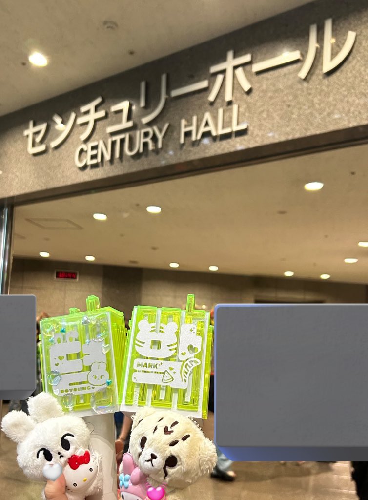 mark1ee__'s tweet photo. 昨日急遽ドヨンのライブにおじゃましてきてんけど歌と映像に感動して初っ端から泣きそうやったwwwドヨン日本語めっちゃ上手いしテンション高くて可愛かった😭😭🐰 https://t.co/YTG5nvzEd0