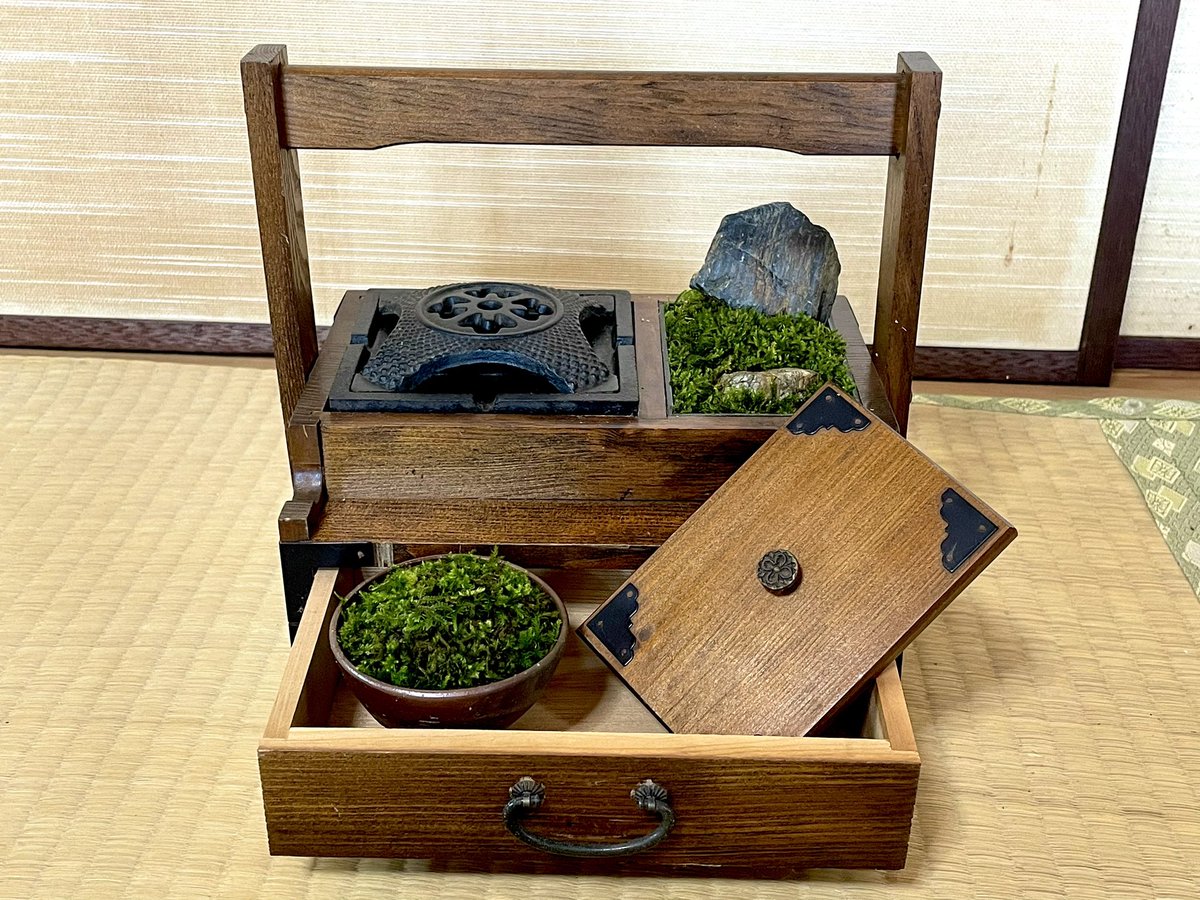 inubouz_P's tweet photo. レトロな煙草盆で苔アート
#苔 
#re苔アート 
#苔アート 
#苔盆栽 
#苔リウム 
#moss 
#mossart 
#mossterrarium 
#mossgarden 
#mossdesign https://t.co/Li344d0lGA