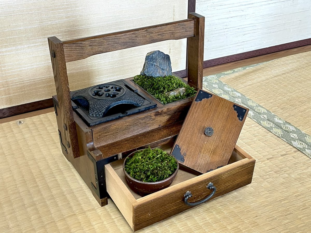 inubouz_P's tweet photo. レトロな煙草盆で苔アート
#苔 
#re苔アート 
#苔アート 
#苔盆栽 
#苔リウム 
#moss 
#mossart 
#mossterrarium 
#mossgarden 
#mossdesign https://t.co/Li344d0lGA