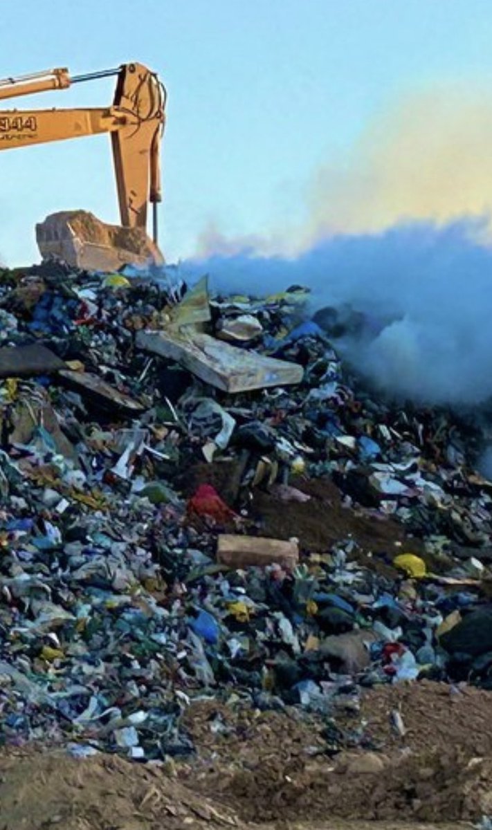 <a href="/Gerardparceris1/">Gerard Parcerisas Valls</a> <a href="/bomberscat/">Bombers</a> <a href="/HoPierola/">Els Hostalets de Pierola</a> Front d’explotació? Aquí és on es vesa la brossa i les deixalles de BCN  (sense reciclar res, com es veu a la foto) i s’ensorra cobrint-lo tot amb una capa de terra sobre la que es vessarà una nova capa de deixalles. Per a quan el seu tancament definitiu? S’enverina Hostalets! 😡