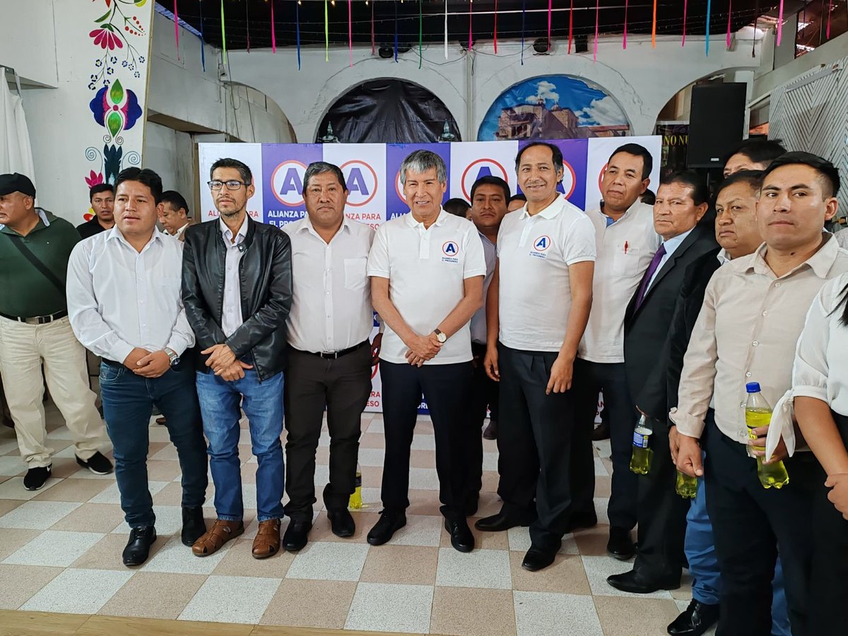 romario_urbina's tweet photo. ACUÑISMO EN AYACUCHO pretende ganar y copar el poder, tras la reciente presentación de los precandidatos a las provincias y distritos. Esta vez, Pavel Torres, quien se pasea por diversos partidos políticos, ahora dio la cara junto al #Wayki Oscorima para las elecciones 2026. https://t.co/buoSTCwq08