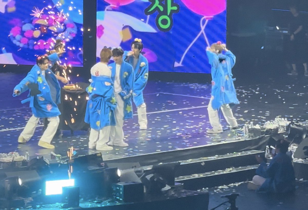 tsh1104's tweet photo. NCT Dream TDS3 
Manila sings Happy Birthday to Mark and Jaemin 
#NCTDREAM 
#THEDREAMSHOW3 #THEDREAMSHOW3_in_MNL 
#THEDREAMSHOW3INMNL 
https://t.co/3vzoYyPuqz https://t.co/8NKp8ZfGTi