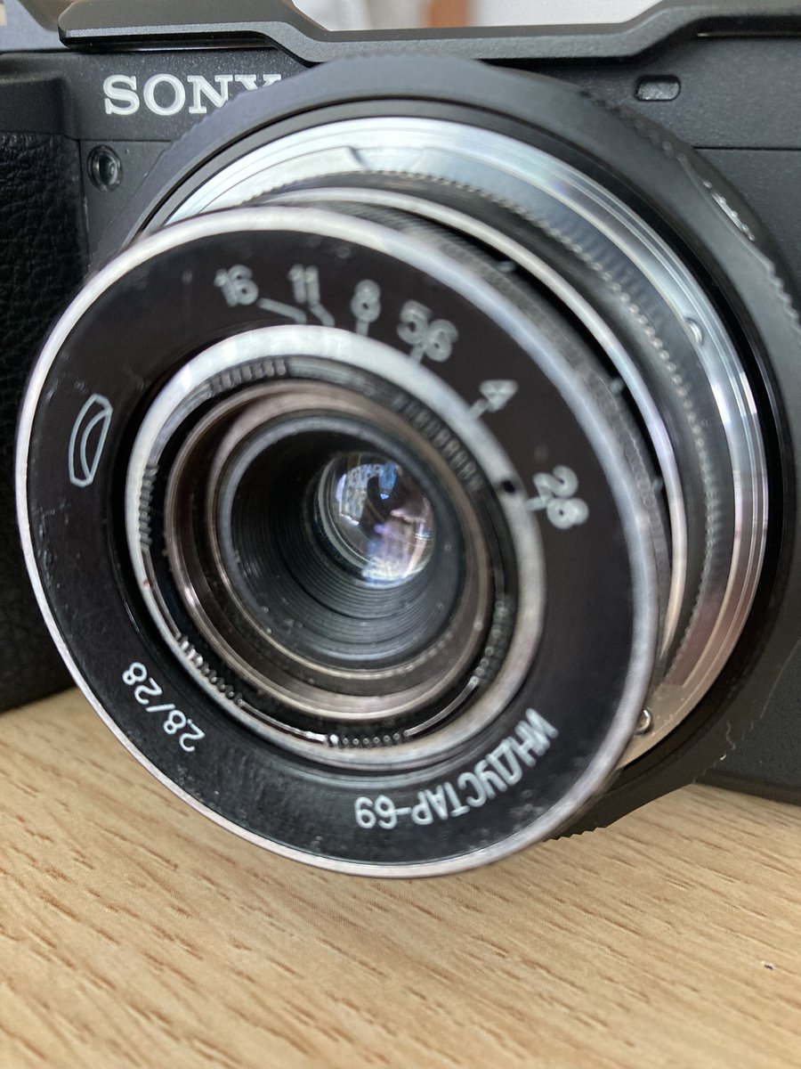 shashinshashin8's tweet photo. とりあえずレンズ清掃と無限遠調整完了。
無限遠出すのにレンズユニットを引っ込める必要があるんだけど、それをして組み立てると前のピント調整ユニットが中で干渉して回らなくなる事が判明。
1mm厚のゴムがあったので切ってスペーサーとして組み込んでやっと完了。
#industar69 https://t.co/Yxf5n4Iub5