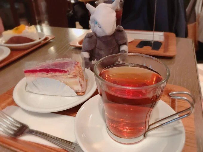 ぽにお食べたりケーキと紅茶しばいてきたり 