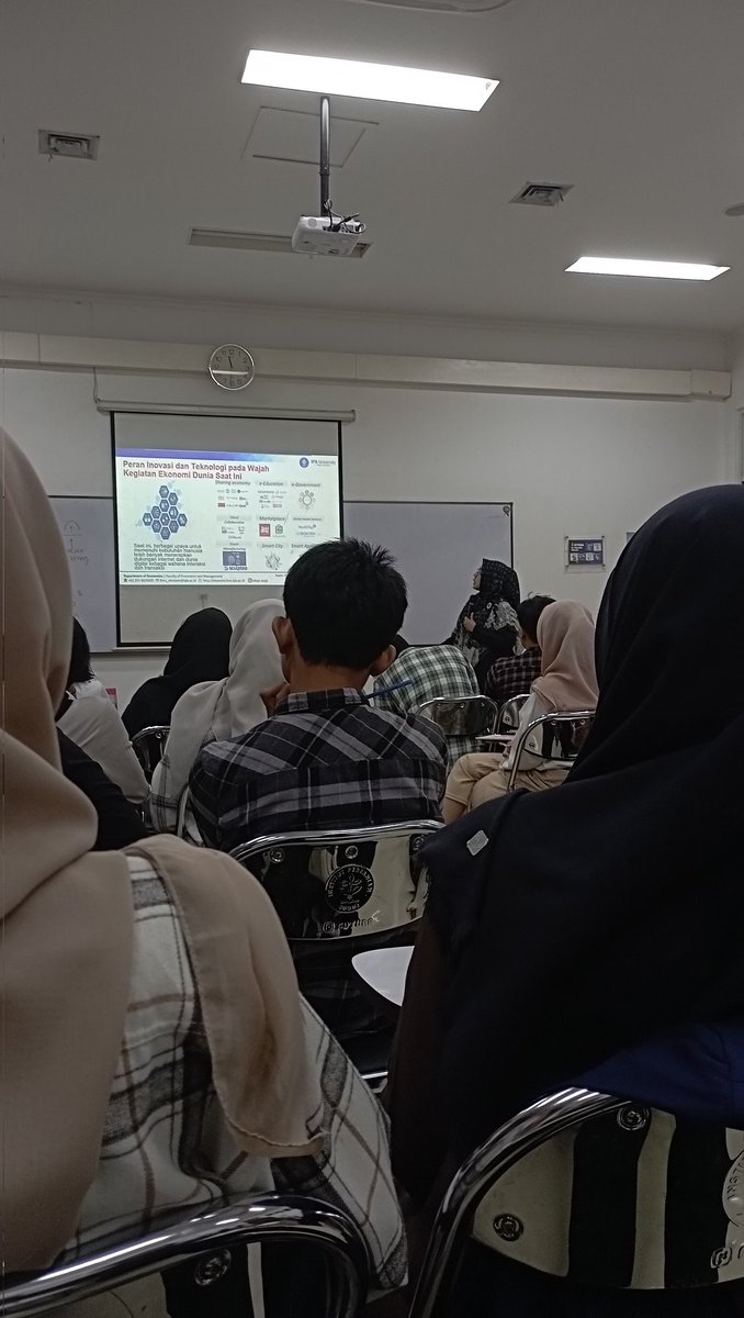 INI SESI PERKENALAN SAMA CERITA LIBURANNYA MANA???? AAAAAA NARA NARAAA, PINJEM ARLOJINYA. AKU MAU BALIK KE KELAS 8 😭😭😭😭