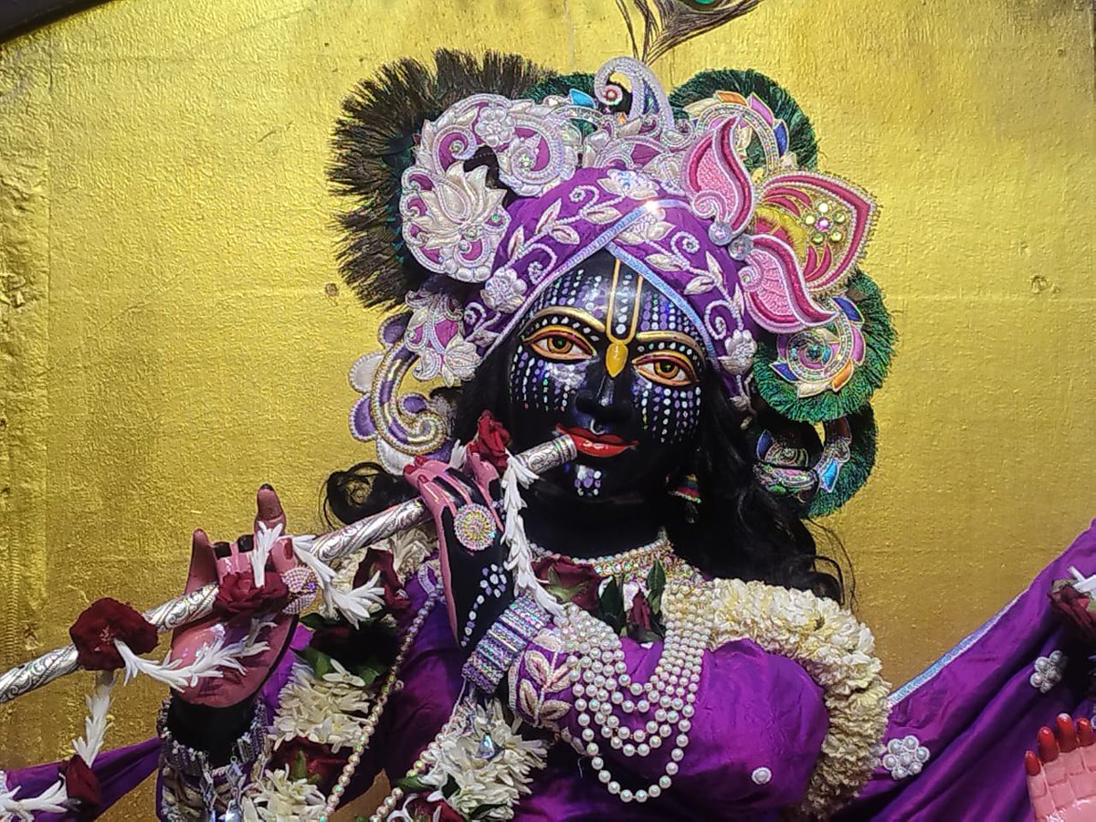 IskconAmravati's tweet photo. ━❀꧁𝐻𝑎𝑟𝑒 𝐾𝑟𝑖𝑠ℎ𝑛𝑎꧂❀━

     🙏🏽 Sringar Aarti Darshan 📿
   🌷Sri Sri Rukmini Dwarkadhish || ISKCON Amravati🌷

  ━❀꧁12/08/2024 ꧂❀━

#iskcon #iskconamravati #HareKrishnaHareRam #Temple #radheradhe #krishna #JaiShriRam #Paris #Olympics #HindusUnderAttack https://t.co/bBlF3HSr8s