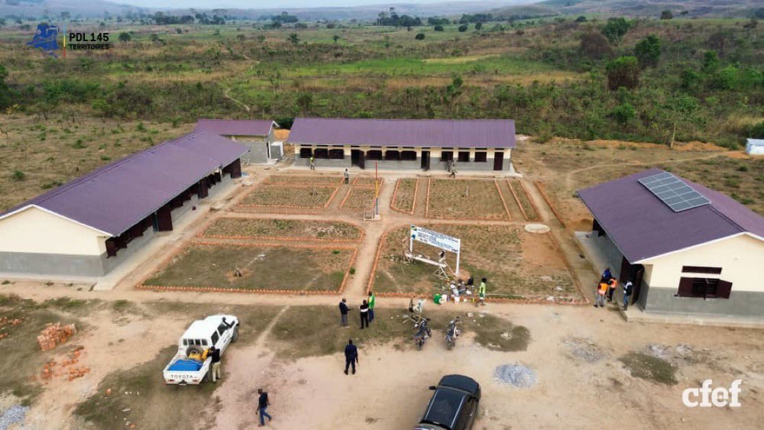 cmpt_banza's tweet photo. #RDC 
Venez voir, @fatshi13 construit des écoles là vous n’avez laissé que ruine, après 18 ans d’une gouvernance de prédation. Respectez le fils de l’homme !

Et @pmgalance va dire que c’est une réhabilitation 🤣

@CONGOLAI243 @MbanguJohn1 @Muyumba @PapyTAMBA https://t.co/1Tu4ouOagV