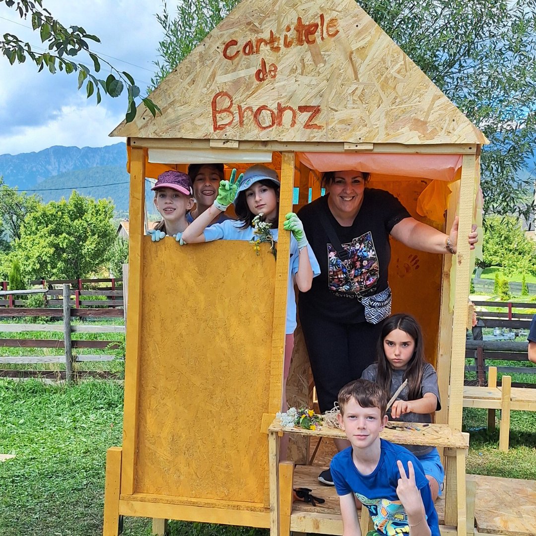 🏰 Casele fermecate stau mărturie a muncii și pasiunii lor, a puterii imaginației și a muncii în echipă. Absolveții Academiei de Magie au construit și au decorat: Casa Cerbului de Aur, Casa Vulturului de Oțel, Casa Cârtiței de Bronz și Casa Somonului Argintiu.