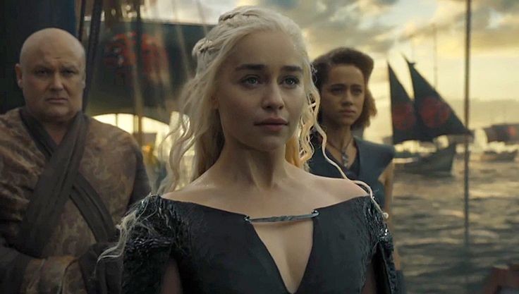 esse final de game of thrones com a daenerys, seus exércitos e seus dragões indo pra westeros é lindo demais. adoro finais que ficam em aberto e fazem a gente pensar.
será que ela vai conseguir o trono de ferro? ela vai lutar na longa noite? 
a série começou e terminou mt bem.
