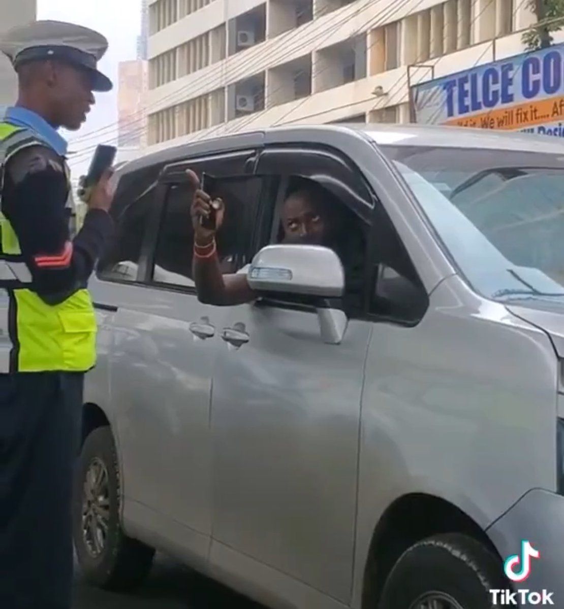 An angry driver asks traffic police not to fuel his rage. Watch👇