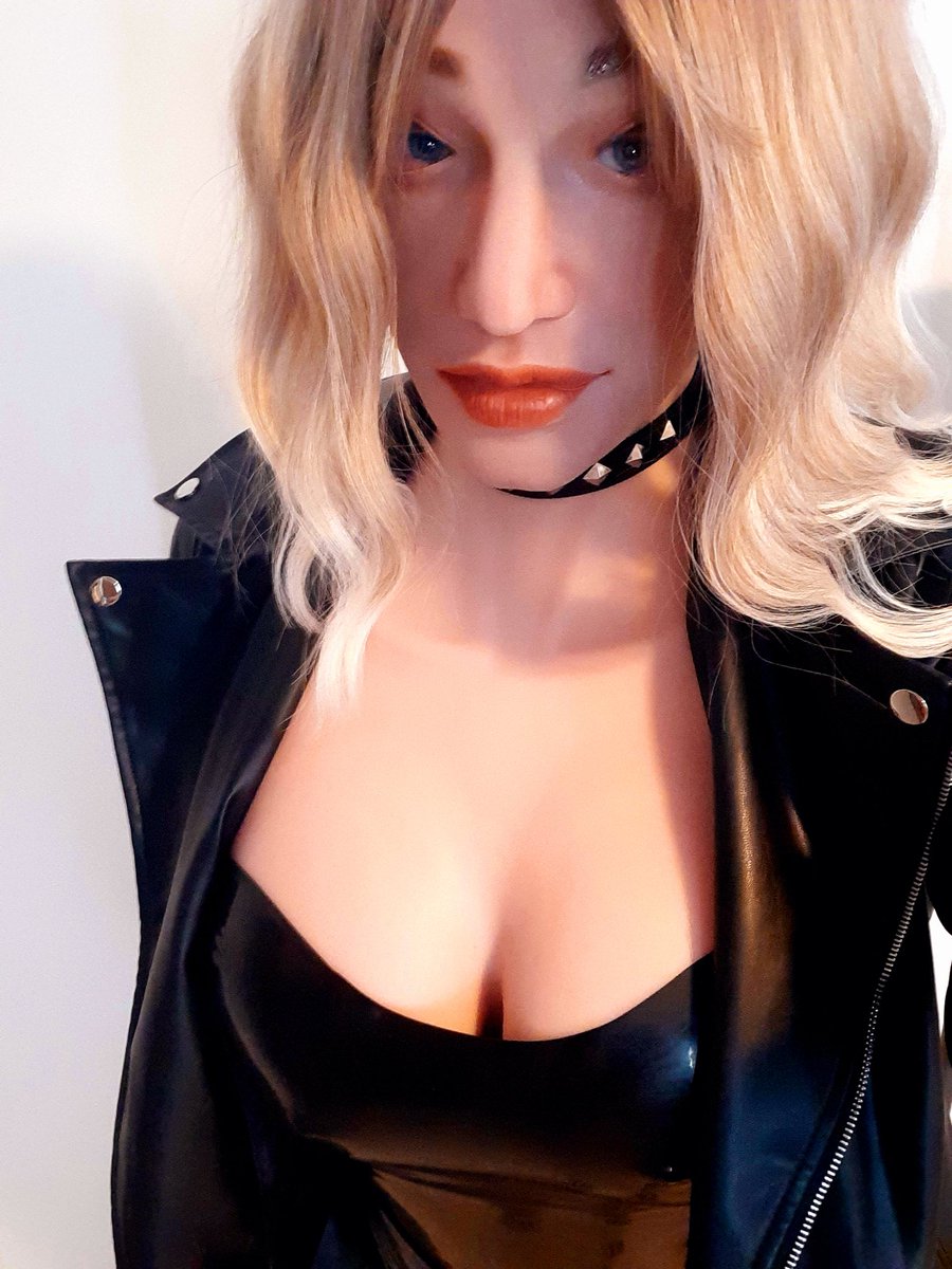 The best way to spend a weekend? By wearing latex of course 🖤

#femalemask #femalemasking #masking #crossdresser #crossdressing #maletofemale #femaledisguise #shiny #catsuit #wig  #latex