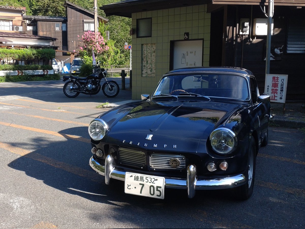 TTriumphers's tweet photo. 朝駆け
レストタイムにKawasaki Z1（ダブルディスクだからZ900かな？）オーナーと談笑！

４輪旧車の世界にも興味あるらしく、情報収集してたので、そのうち英國旧車の世界へ来るかな？

#kawasakiz1 #Kawasakiz900 #triumph #triumphSpitfire https://t.co/OVtnxF9PW6