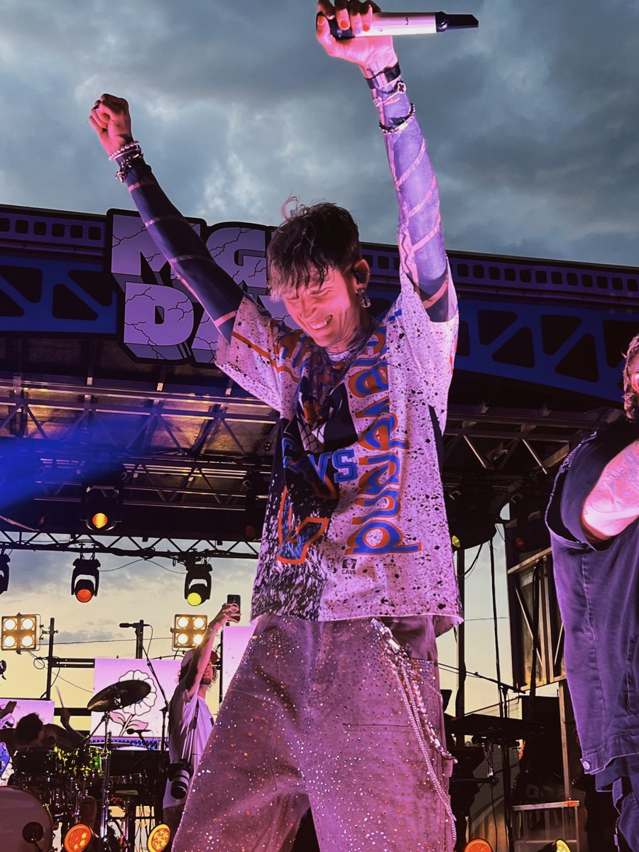 BLOODYBAKERxx's tweet photo. Happy looks so good on you @machinegunkelly https://t.co/utRpwfGuVI
