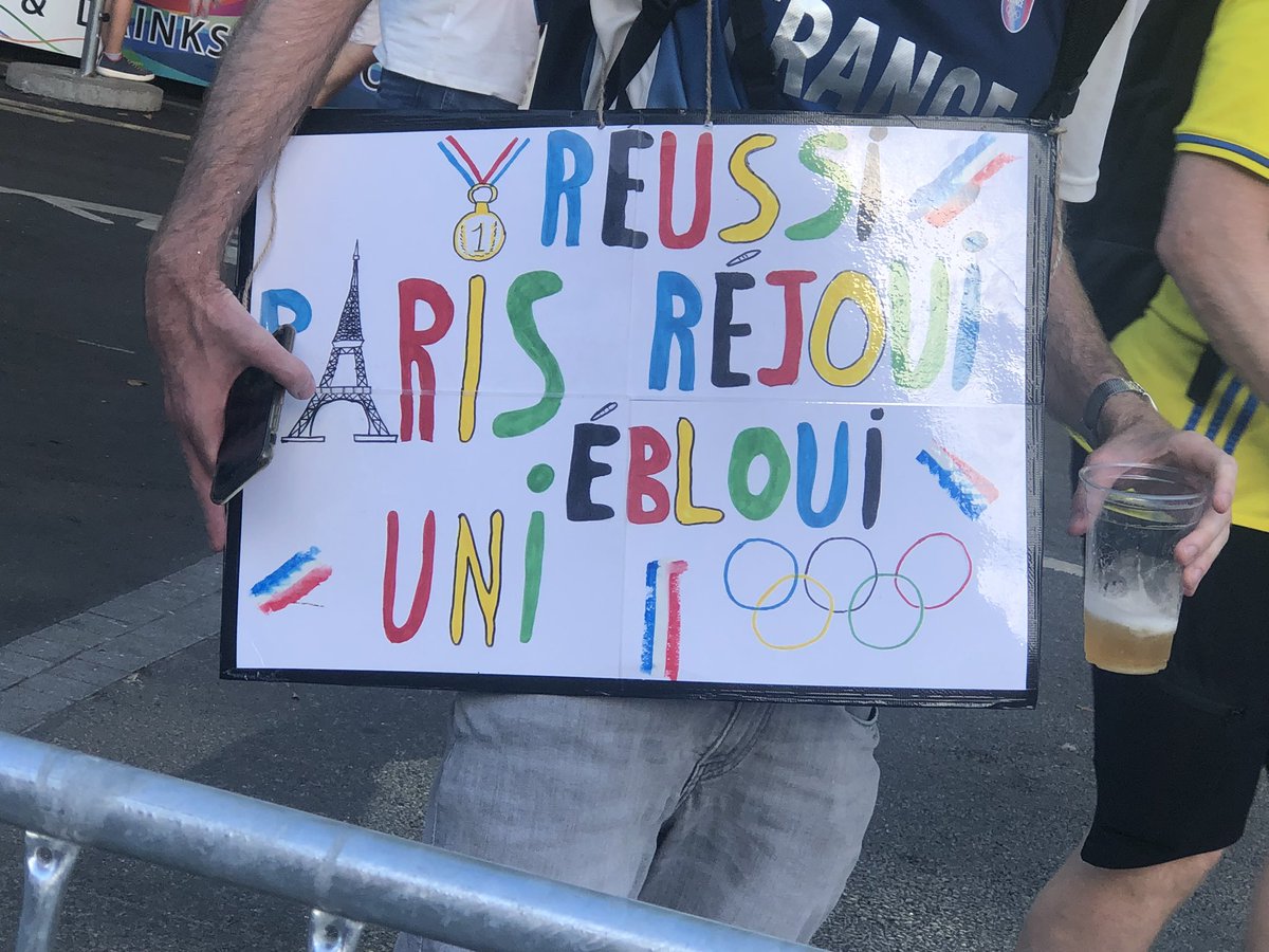 RAZATML's tweet photo. Mais quels jeux !!!! Mais quelle expérience ! Pouvoir échanger avec les athlètes, les coachs, partager leur joie et quelquefois leur déception…. Donner le drapeau du Botswana au champion olympique du 200 m. Aider le public égaré. Et évidemment profiter. Chanceuse ! @Paris2024 https://t.co/lYF1aIso8j
