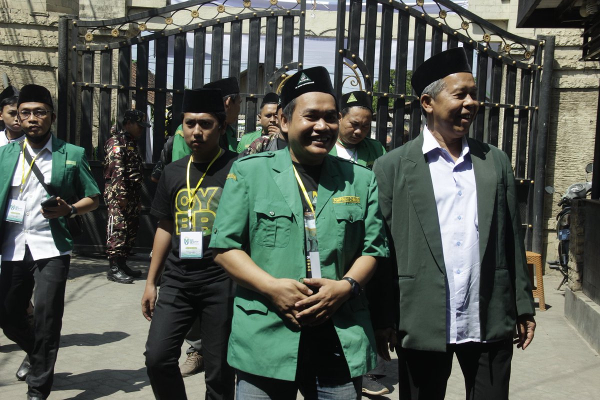 ansorkraksaanpc's tweet photo. Ketua PCNU Kota Kraksaan, KH. Achmad Muzammil, tiba di lokasi Konferwil XV PW GP Ansor Jatim di Pondok Pesantren Zainul Hasan Genggong.

#KonferwilAnsorJatimXV https://t.co/cHpjahMzGZ