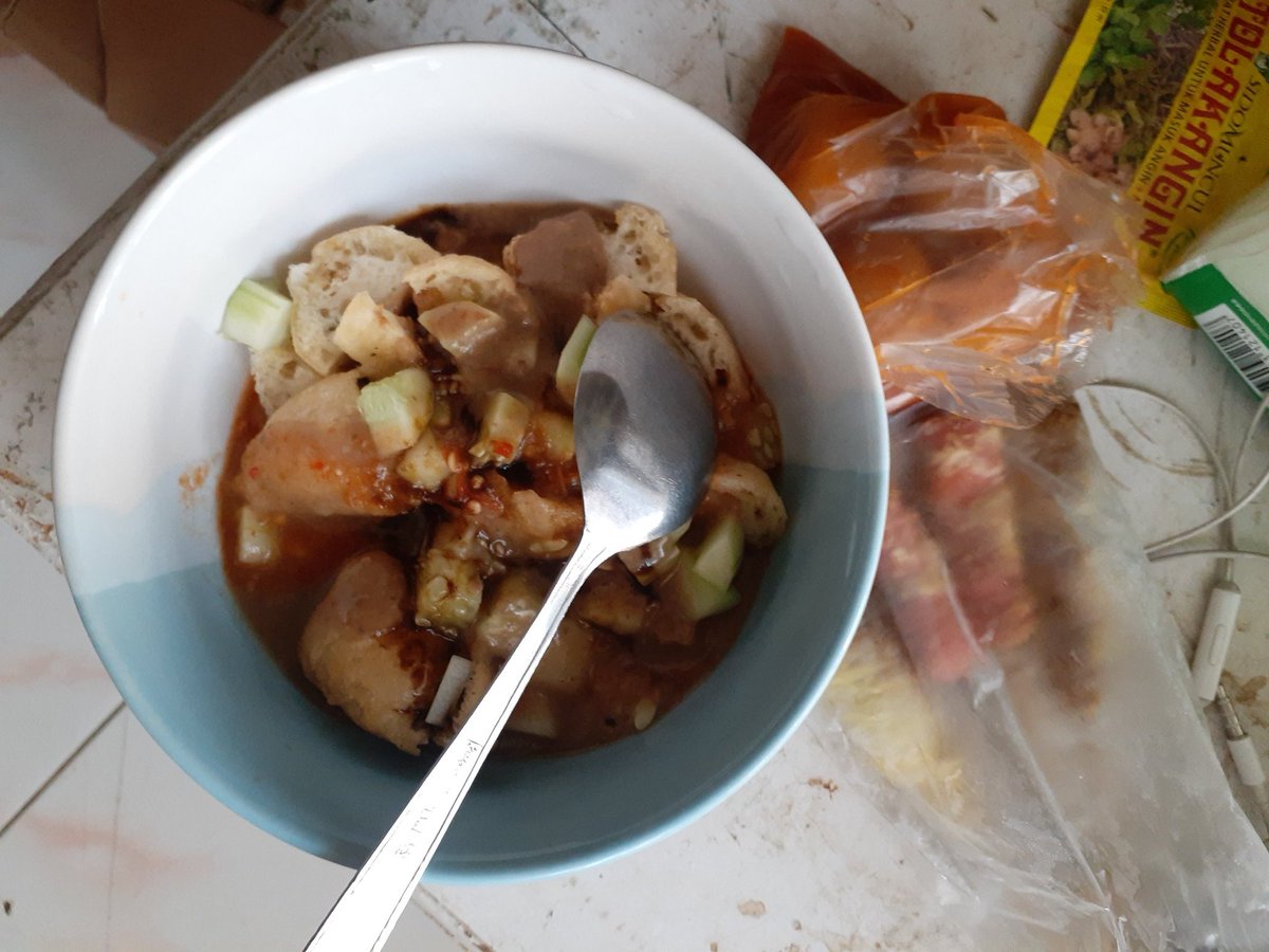 trisnamifti's tweet photo. Resiko rumah ngadep sekolah🥲 https://t.co/4adveky2md