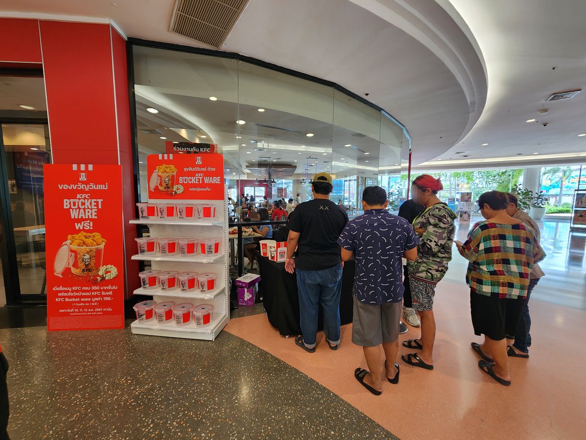BlogMsfs's tweet photo. ต่อแถวแลกถัง KFC Bucket Ware ได้มาสำเร็จ วันสุดท้ายพอดี ไปก่อนเที่ยงคนยังไม่เยอะ แต่ขั้นตอนวุ่นวายใช้ได้เลย 😅 https://t.co/bPYwCZRRtv