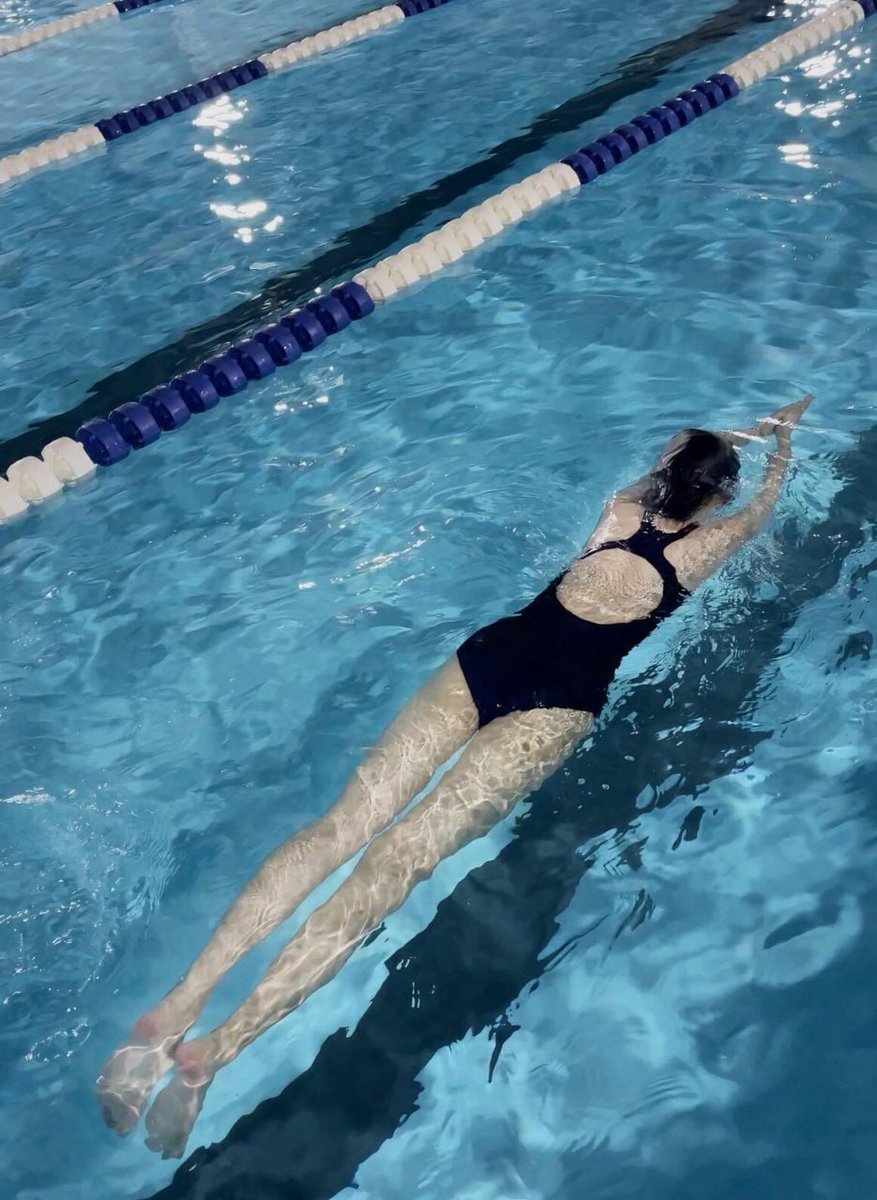 夏の暑い日は、涼しい水の中に飛び込み、泳ぐことの心地よさを感じます。