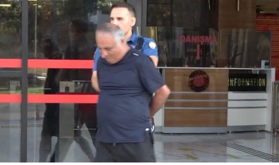 SaadetOzkanEfe's tweet photo. Antalyada bu varlıktan satranç dersi alan aileler bize ulaşabilirsiniz. Davanın takipçisi olacağız. Alanya'da 11 yaşındaki Ukraynalı çocuğun gizli fotoğraflarını çeken satranç eğitmeni tutuklandı.

Olay, dün öğle saatlerinde Saray Mahallesi’nde bulunan Kleopatra Plajı’nda meydana geldi. İddiaya göre plajda oturan Mesut U. (52) cep telefonu kamerasıyla Ukrayna uyruklu 11 yaşındaki kız çocuğunun görüntülerini çekmeye başladı. Çevredekilerin durumu fark etmesiyle olay yerine polis ekibi sevk edildi. Cep telefonuna el konulan ve satranç eğitmeni olduğu öğrenilen Mesut U., gözaltına alınarak karakola götürüldü.

Cep telefonunda çok sayıda uygunsuz fotoğraf ve görüntüler ortaya çıktı
Yapılan incelemelerde Mesut U.’nun cep telefonunda kendisine ait kursta özel ders verdiği öğrencileri ve küçük çocuklara ait çok sayıda uygunsuz fotoğraf ile görüntüler olduğu tespit edildi. Polis merkezindeki işlemlerinin ardından adliyeye sevk edilen Mesut U. sulh ceza hakimliğince tutuklanarak cezaevine gönderildi.
@ucimorgtr @yucelceylancom