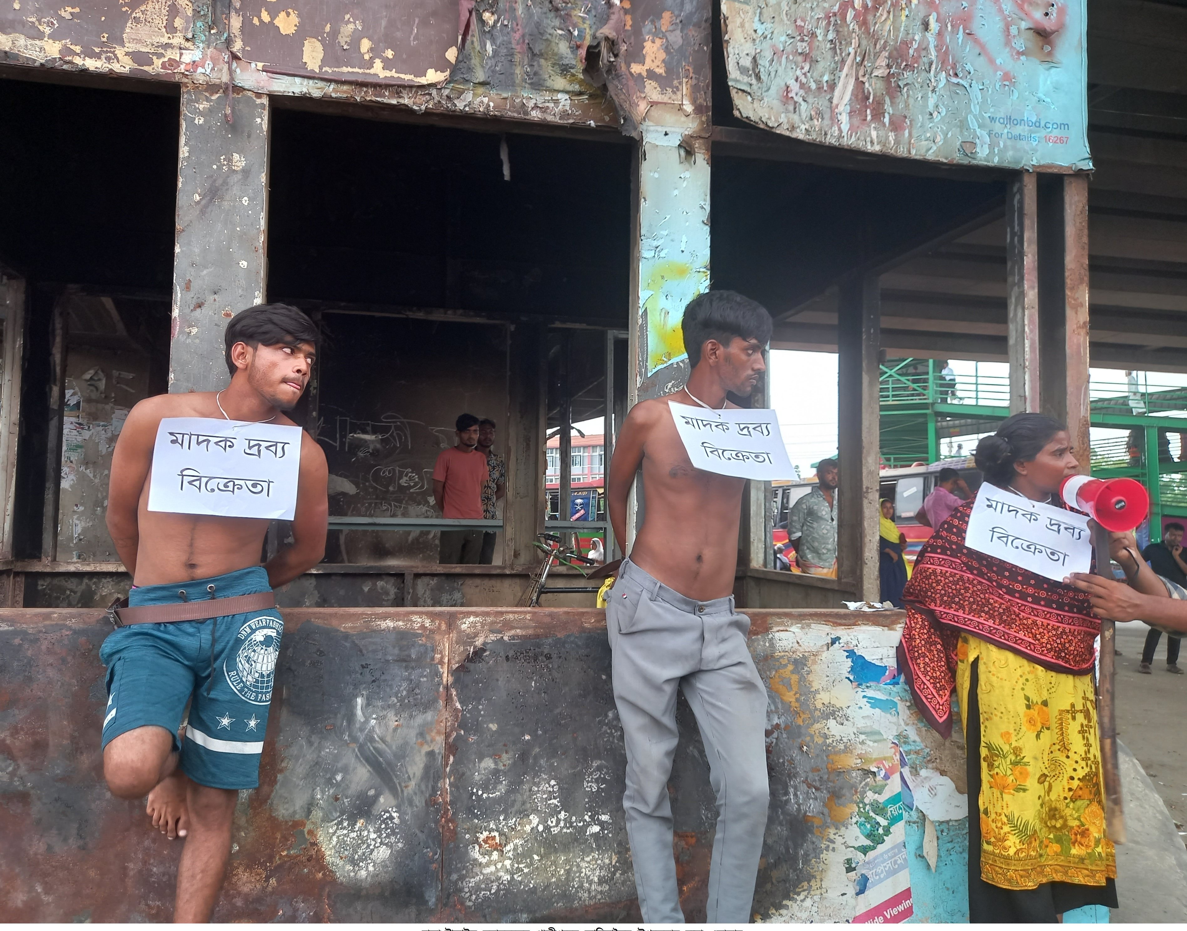 কালিয়াকৈরে মাদক চার ব্যবসায়ীকে আটক করলো শিক্ষার্থীরা