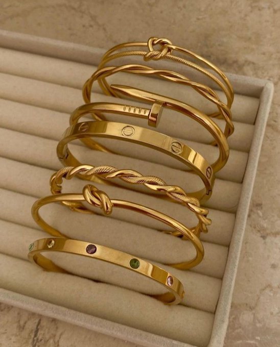 This bracelet>>