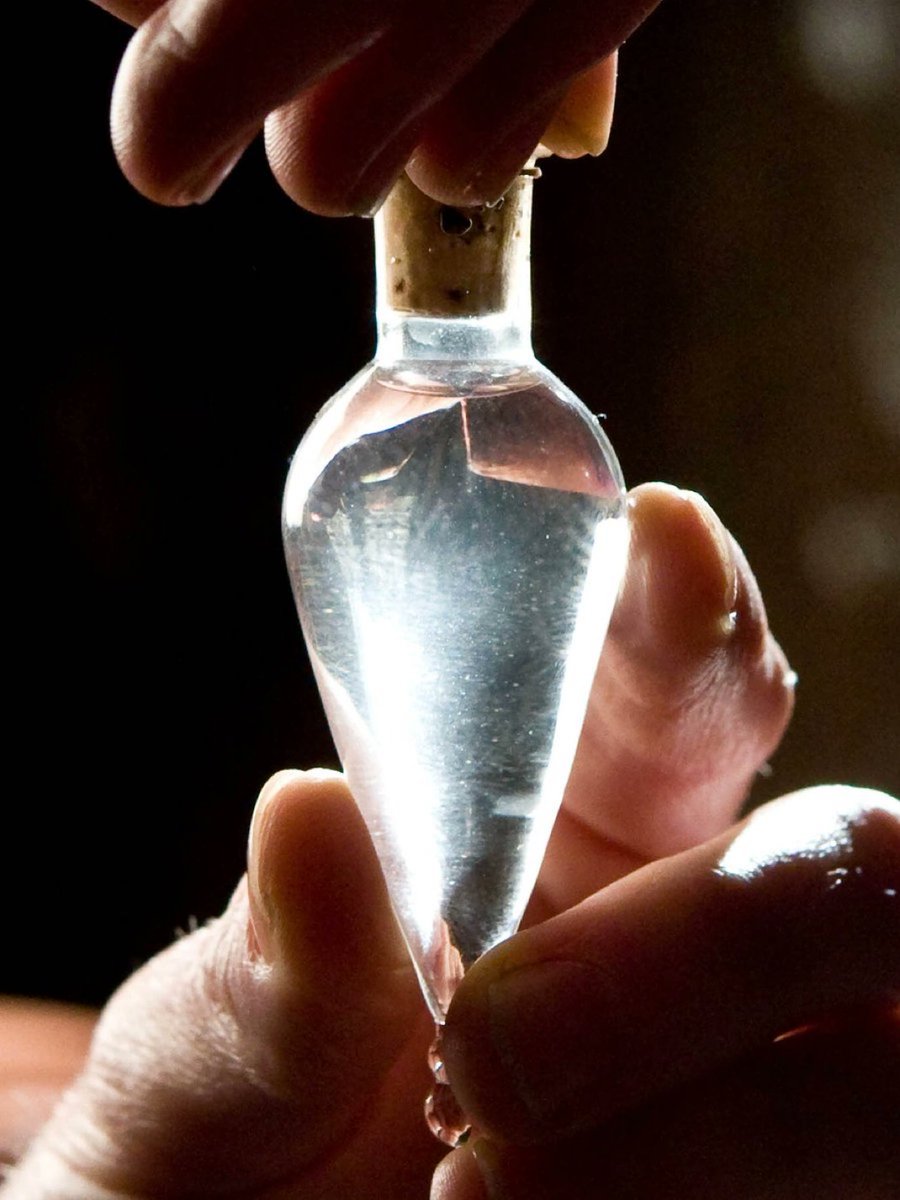 TheDailyHPotter's tweet photo. Repost this bottle of Felix Felicis for continued good luck 🍀 https://t.co/Rdu5qiNN15