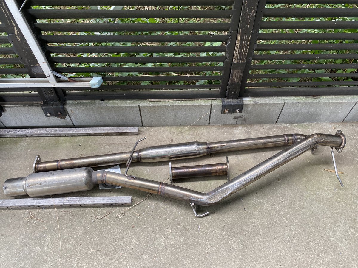 緩募
メーカー不明 マフラー売り
触ストとサイレンサーも付けます。凹み、擦り傷多数です。自分が付けてた時には排気漏れはありませんでした。4万くらいでどうでしょう
