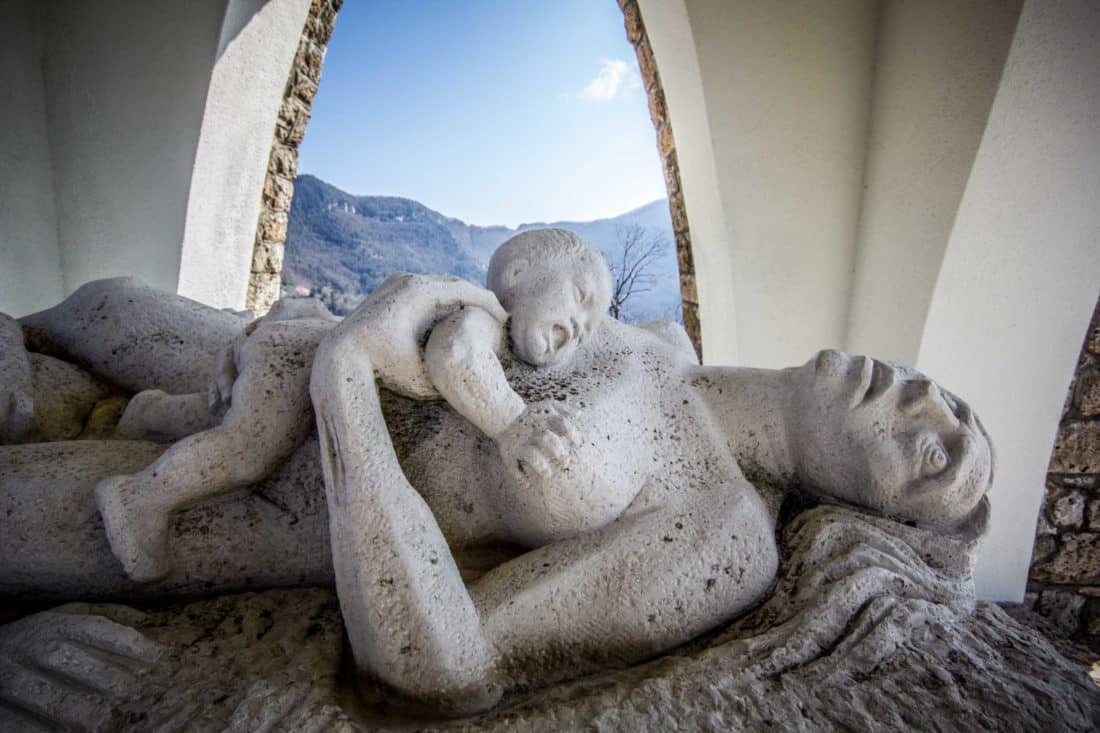 ANPIRomaPosti's tweet photo. A #SantAnnaDiStazzema il #12agosto 1944 tre reparti  della 16ª div. Reichsführer-SS massacrarono 560 civili, dei quali 107 di età inferiore ai quindici anni e un neonato di appena 20 giorni. Un’azione attuata con la complicità di militari e collaborazionisti fascisti italiani. https://t.co/frbIV6gelK