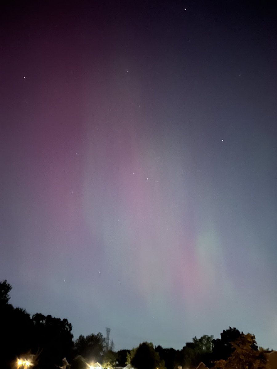 Gandara_f's tweet photo. Unbelievable here in Homer Glen, IL. Visible with the naked eye even with light pollution! #ilwx https://t.co/G1UJu5kXLk