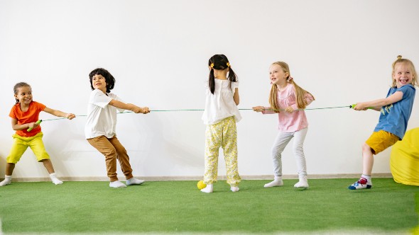 berufundfamilie's tweet image. Ein #Ferienprogramm für Mitarbeitendenkinder – für viele Organisationen in Eigenregie kaum stemmbar. Hier lohnt es sich, sich mit anderen Arbeitgebern oder spezialisierten Anbietern zusammenzutun. Das seit 2013 nach dem #audit #berufundfamilie zertifizierte #Landratsamt…