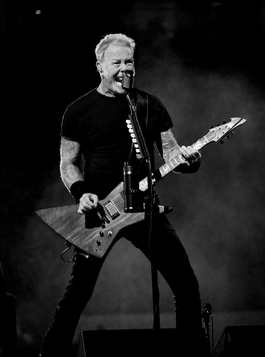 Cind75's tweet photo. Round two. I think it was louder tonight. Awesome. @Metallica at @SoldierField #M72Chicago 
✌🏻❤️🤘🏻 https://t.co/jneI5nzFLW