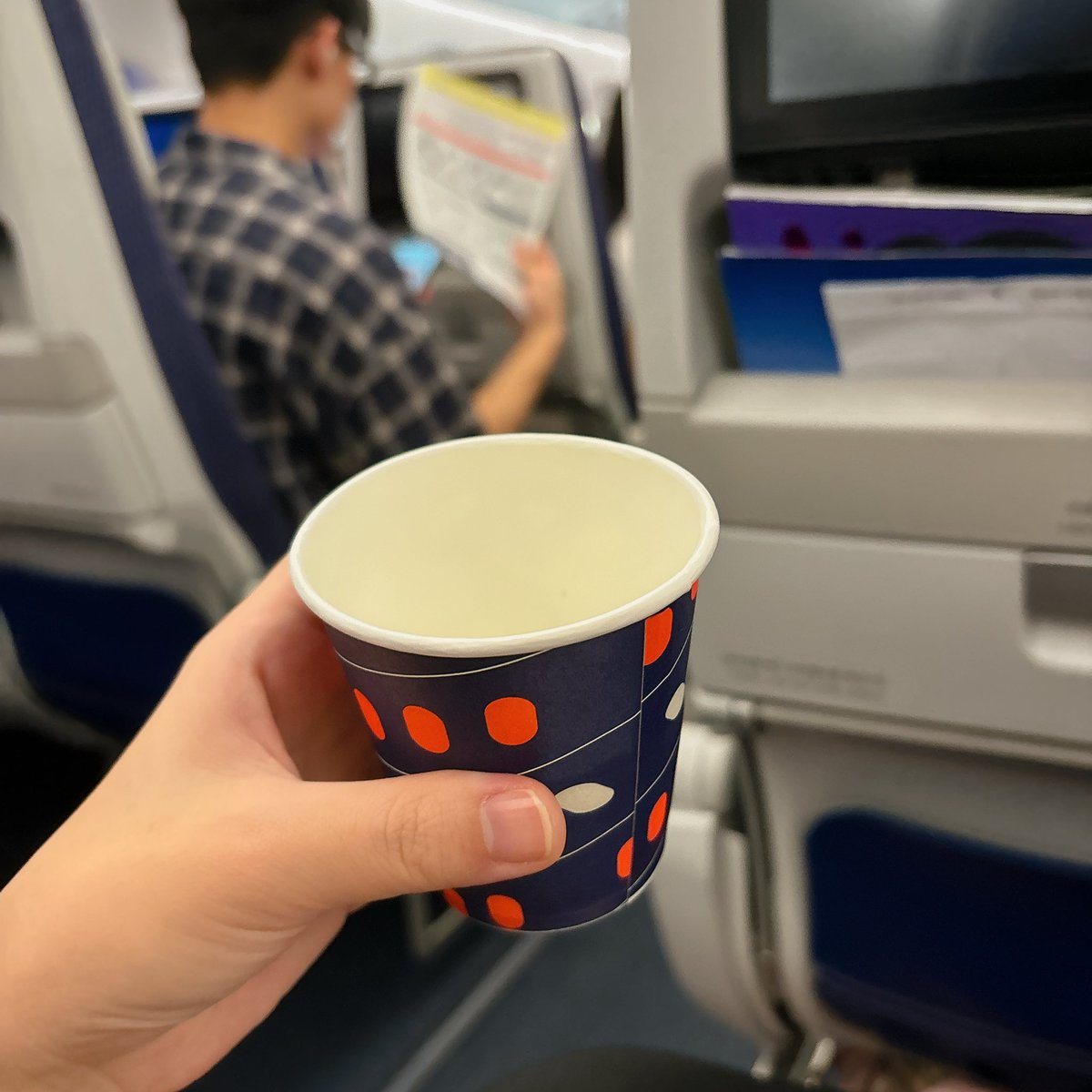 yui_0607's tweet photo. エアプレミアもう一生予約しない。

8:50ソウル発の便が10:50になり、最終的に14:50に。
6時間以上遅延した挙句、搭乗したら機内のエアコンがつかずにそのまま1時間待たされ、申し訳���度の氷水1杯配られる始末。

冗談抜きで死ぬかと思ったわ。 https://t.co/fpac1sjAnG