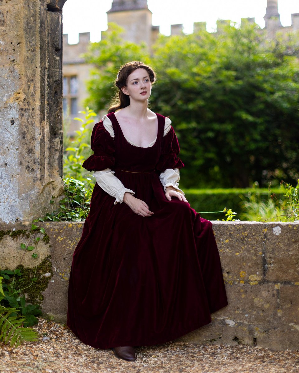 fleurdeclare's tweet photo. Do you know the ruins at Amboise? 
-
Oh, Ever After the movie that you are - I am absolutely ridiculously in love with this Danielle cosplay I put together for #fantasyforest24 and even more in love with the photos @Brookie9001 took in the ruins the castle https://t.co/tkYVneSfvE