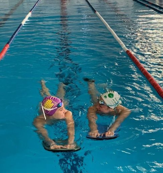"Board stroke" or "footwork" is a technique used to improve strength and footwork in various swimming styles.

This exercise helps to increase leg endurance, improve coordination, and increase swimming speed.
