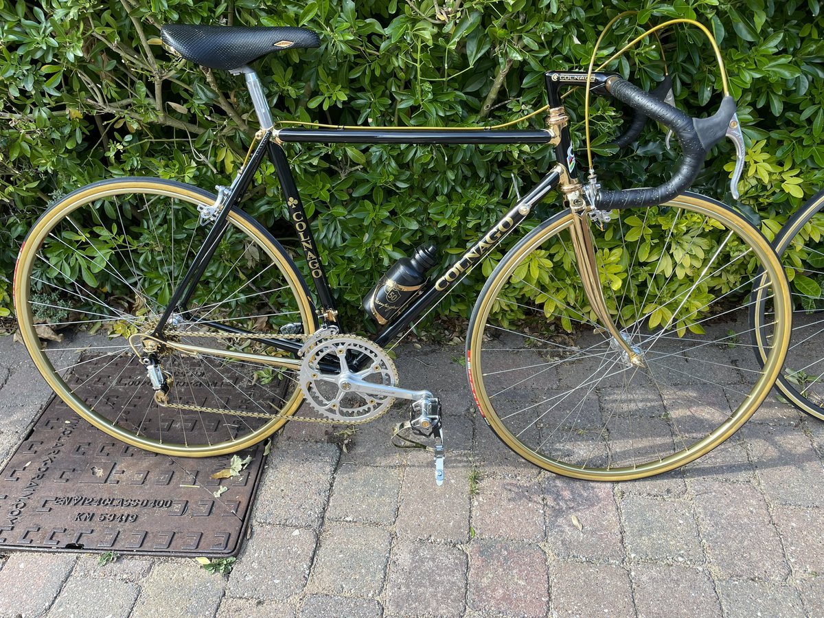 Gave the Arabesque a service yesterday and introduced it to the new stable mate the Super ORO. Two steel Colnago’s and both with 50th anniversary groupsets. Pick you favourite 🤔