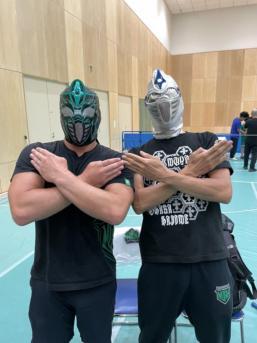 TACK59089236's tweet image. 試合後にはマック選手とお別れのご挨拶🥷🏻
大原選手&amp;amp;熊野選手も開始前に買ってしまったけどオッケーと言うことで！

ムイビエンでアーーーーーッ！
#noah_ghc
#n12024
#NinjaMack
#大原はじめ
#熊野準 
#noah_goods