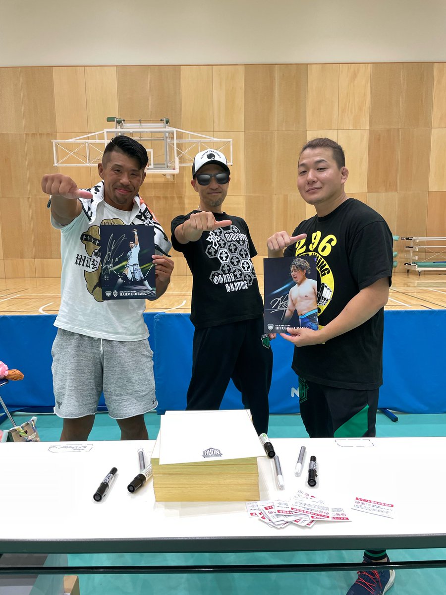 TACK59089236's tweet image. 試合後にはマック選手とお別れのご挨拶🥷🏻
大原選手&amp;amp;熊野選手も開始前に買ってしまったけどオッケーと言うことで！

ムイビエンでアーーーーーッ！
#noah_ghc
#n12024
#NinjaMack
#大原はじめ
#熊野準 
#noah_goods
