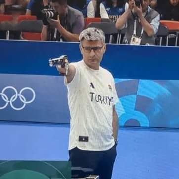 Yusuf Dikeç'in bir TV kanalına yaptığı açıklamalar;

🔹Hayatımda bazı kırmızı çizgilerim ve taviz vermediğim kutsallarım var. 
🔹Atıcılık hayatım boyunca abdestsiz antrenman yapmadım. 
🔹7 yaşımdan beridir namazlarımı aksatmadım. "Peygamber ocağı" olduğunu bilerek başladığım