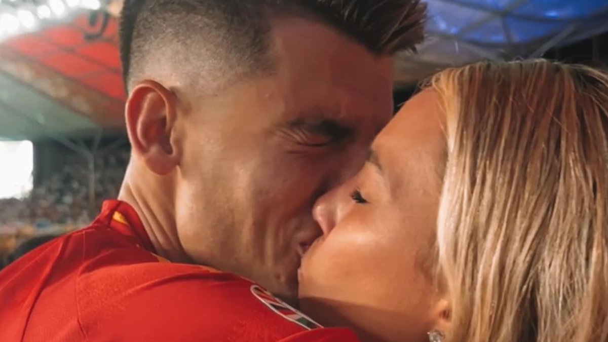 Fino a ieri erano l'immagine della famiglia perfetta, quella del mulino bianco.
Questa è la dimostrazione che i social sono la falsità più grande del mondo, una realtà di cartapesta.
Bravi attori nella scenetta agli europei👏
#Morata
#Campello