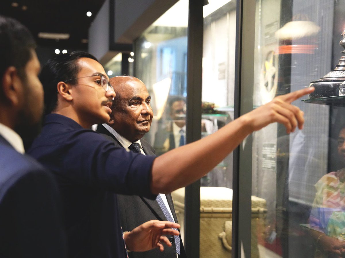 ސްރީ ލަންކާގެ ޤާނޫނު ހަދާ މަޖިލީހުގެ ރައީސް، އޮނަރަބަލް މަހިންދަ ޔަޕަ އަބޭވަރްދަނާ ޤައުމީ ދާރުލްއާސާރަށް މިއަދު ކުރި ޒިޔާރަތުގެ ތެރެއިން

Speaker of Parliament of Sri Lanka, Hon. Mahinda Yapa Abeywardana, visited the National Museum today.