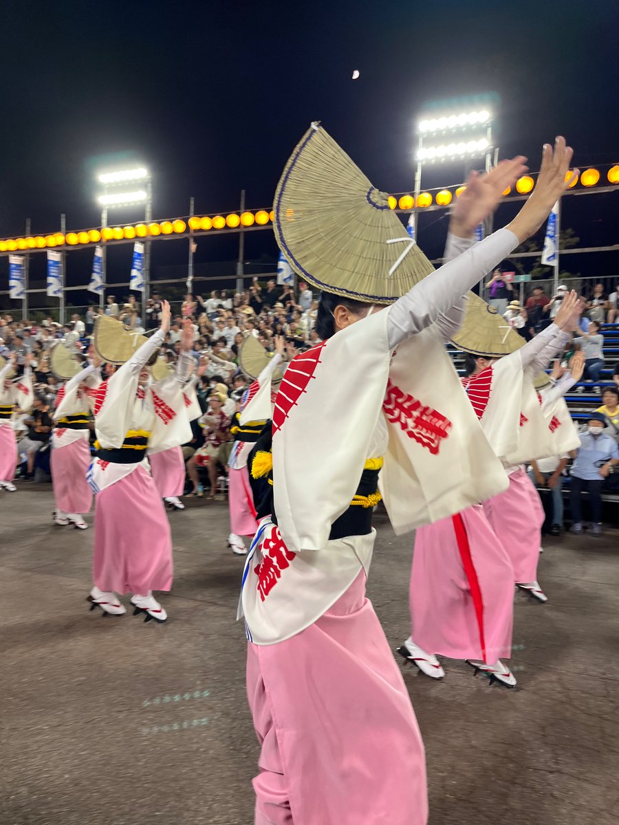 dodonda_ke's tweet photo. 人生のバケットリストに入っていた、阿波踊りにようやく来ることができて(18きっぷで笑)、感無量。
一日いただけで脳内に囃子が流れるし、町中が祭モードやしでこれが4日間続くとか、そんなんこの期間仕事出来るわけないやんレベル
#阿波踊り2024 https://t.co/IEO0U9Lt7d