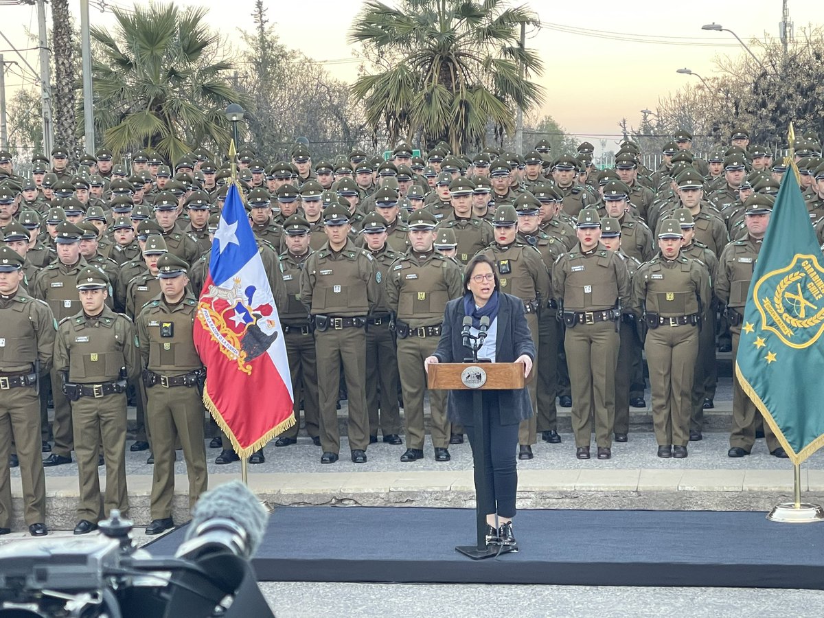 CarolinaLeitao's tweet photo. AHORA 🔴
Más carabineros para nuestros barrios: en #peñalolén el presidente @GabrielBoric entrega nuevos 909 para la seguridad de nuestras comunidades. Desde la rotonda Grecia para toda la Región Metropolitana. https://t.co/3OOS1R96xa