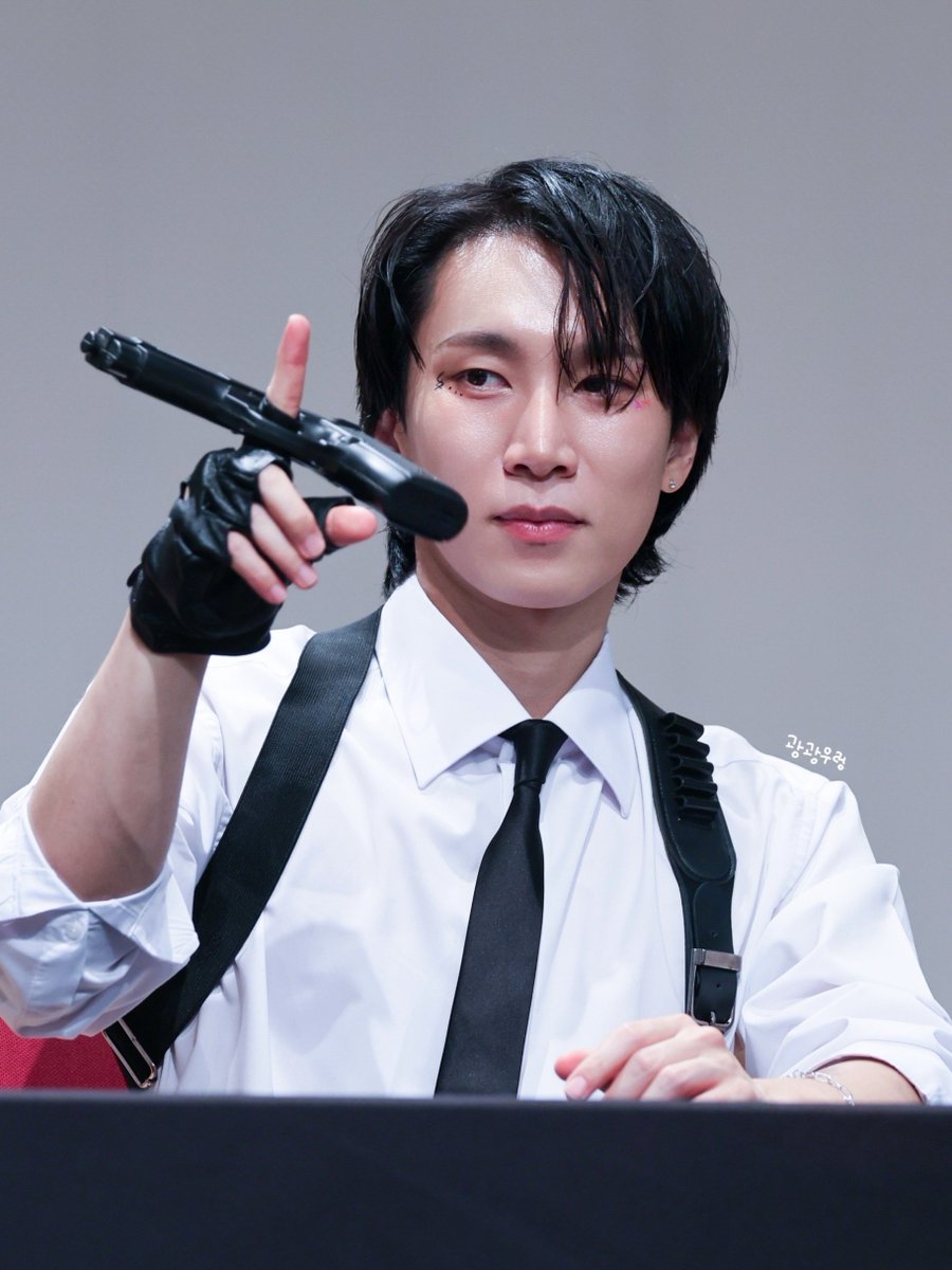 gwang_1010's tweet image. #서은광 #BTOB #SILVERLIGHT 
총 기깔나게 돌리는 서은광