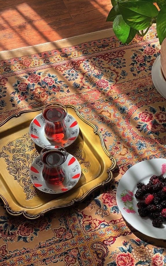 raway_alqasid's tweet image. " شارِك كؤوسكَ إن أردتَ شرابها،
  لا خيـــرَ في شاي بِلا أحبــــابِ "