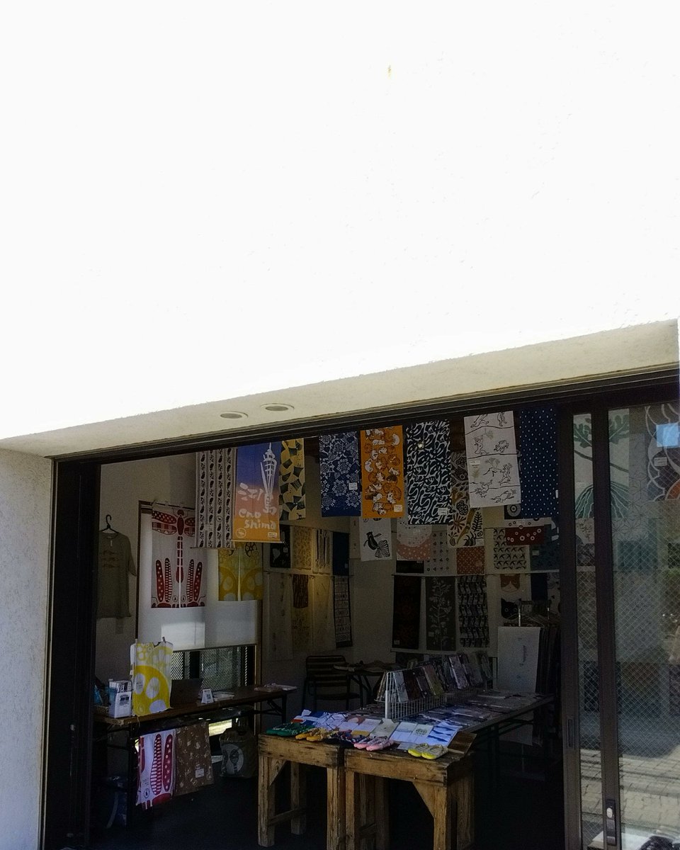 koubounoren's tweet image. 手ぬぐいコレクションin江の島もあと2日
はじまってしまうと早いですね。
お客様の半分が海外からの方々。
日本旅行のお土産に手ぬぐいを選んでいただきありがとうございます。手ぬぐいは世界をつなぐ！
ekitikaart.com/?p=18664
#手ぬぐい #tenugui  #江の島