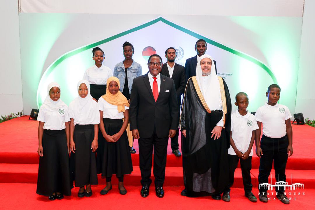 LAZARUSCHAKWERA's tweet photo. 25 years of @MWLOrg_en in Malawi - great strides in humanitarian aid, healthcare, education, interfaith dialogue & water sanitation & hygiene. We will enhance collaboration to build sustainable communities.
#ProsperingTogether
#Zikutheka https://t.co/AVTpo9R9WV